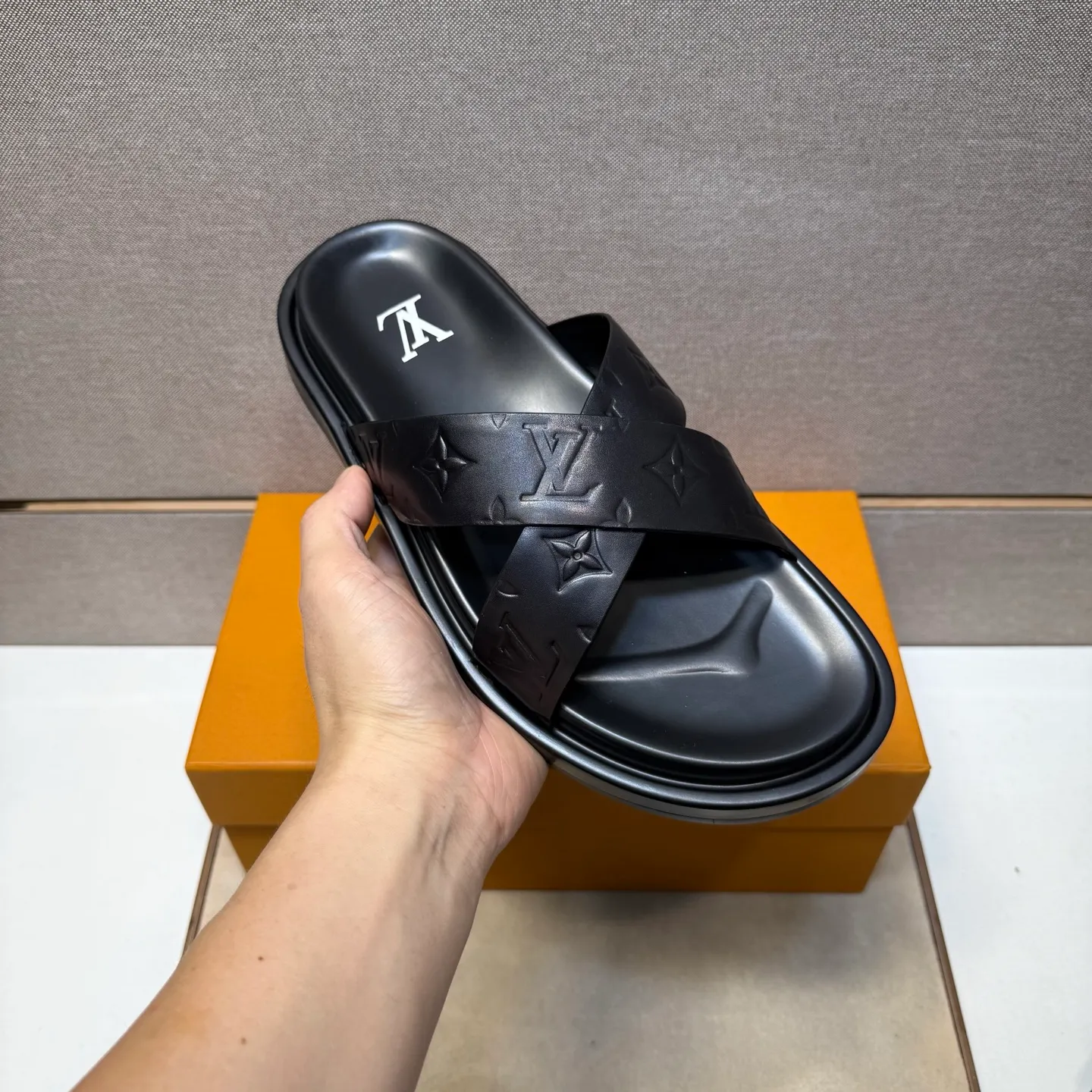 ⬛️Men's shoes 💰p400 [LV～] Men's casual slippers 2025z cabinet sales simultaneously 🔶Size: 39-44#️⃣ 🔷2 colors🔜The upper is made of cowhide stitching➕Genuine leather lining, comfortable and breathable, sole: original comfortable and wear-resistant outsole, ⚠️Real 📱Photographed🎬The real thing is better📢📢📢
